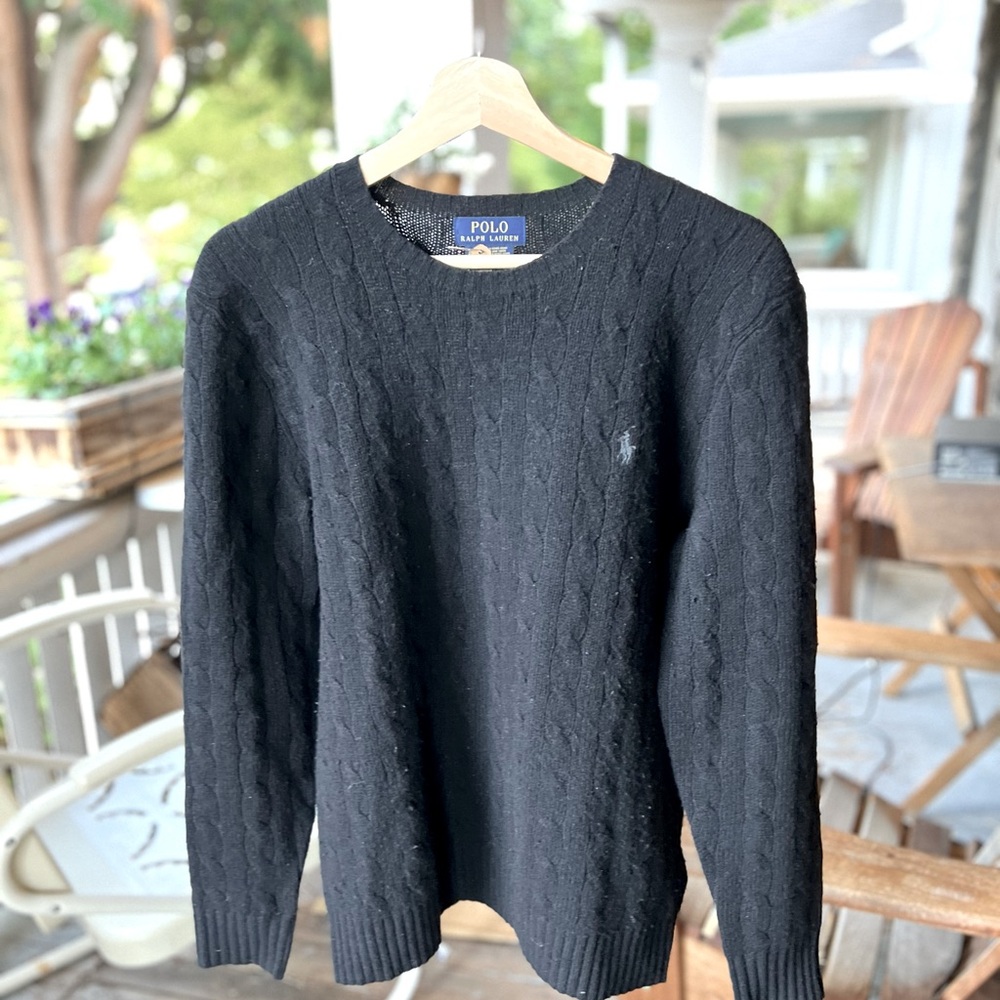 Soft cable knit crew neck 90% merino wool/10% cashmere  no holes no pilling